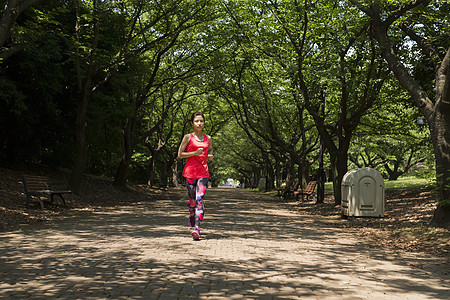 户外公园跑步的青年女性图片