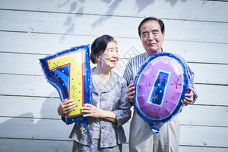 老夫妇欢快的庆祝周年纪念日图片