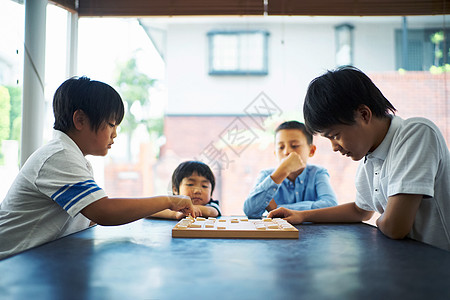 下棋对弈的小朋友们图片