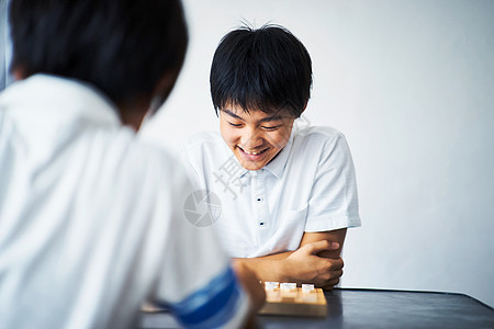 看着棋盘微笑的男孩图片