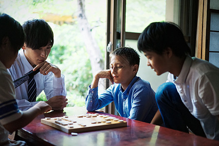 看着棋盘思考的孩子们图片