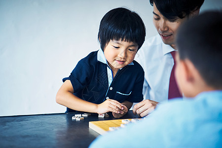 学习下棋的小男孩图片