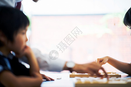 下棋的手部特写图片