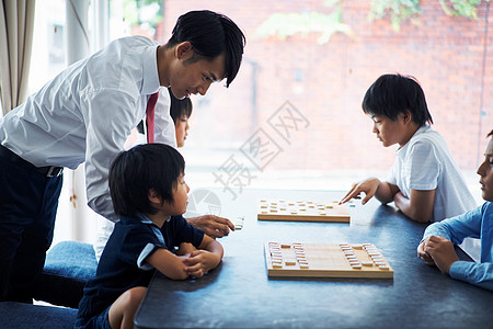 指导孩子们下棋的老师图片