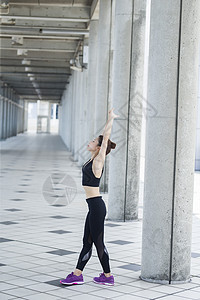 室外伸展的年轻女性图片