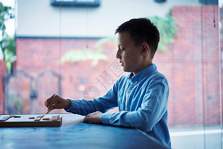 下棋的小男孩图片