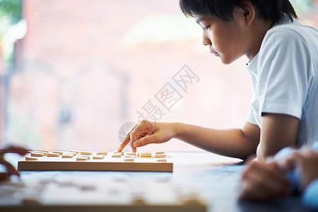 下棋的小男孩图片