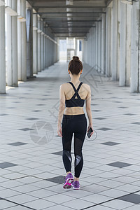 运动装的女性背影图片