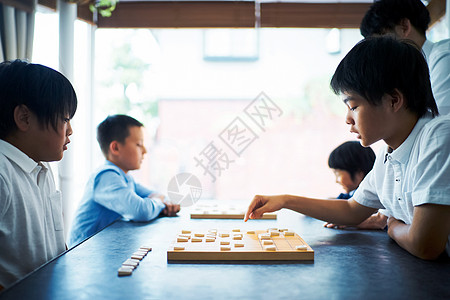 下棋竞赛的男孩们图片