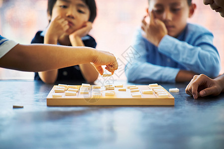 棋盘上下棋的手特写图片