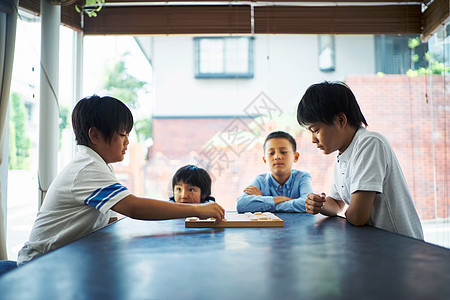 学习下棋的男孩图片