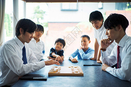 公园里下棋的人图片