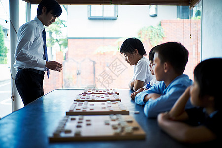 学习下棋的男孩图片