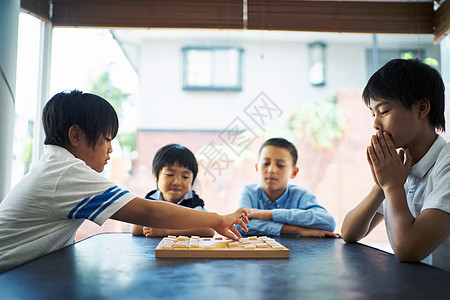 学习下棋的男孩图片