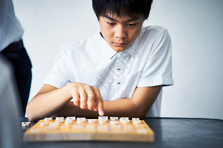 学习下棋的男孩图片