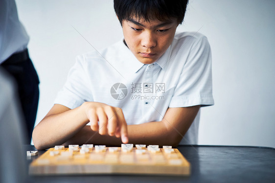 学习下棋的男孩图片