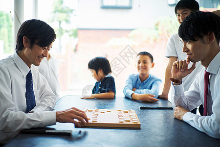 学习下棋的男孩图片