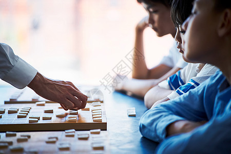 学习下棋的男孩图片