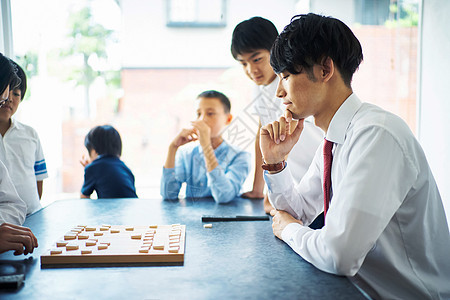 学习下棋的男孩图片