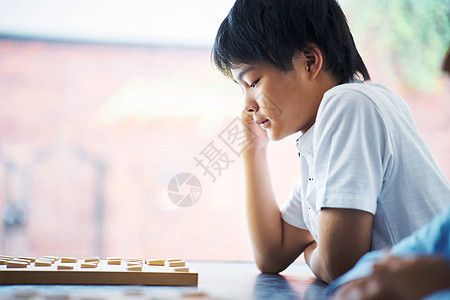 学习下棋的男孩图片