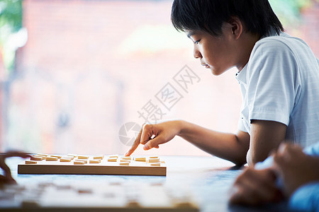 学习下棋的男孩图片