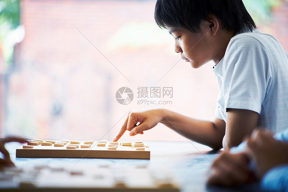 学习下棋的男孩图片