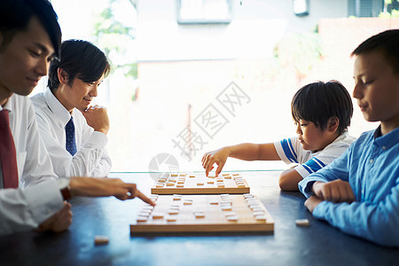 学习下棋的男孩图片