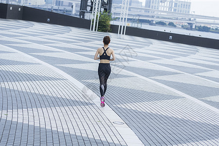 户外跑步的女人图片