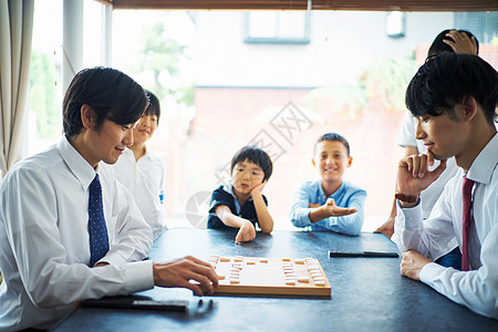 正在下将棋的年轻人图片