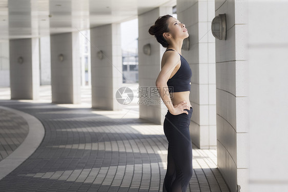 穿着运动装的女性图片