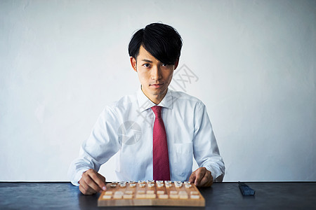 认真下棋的男性图片