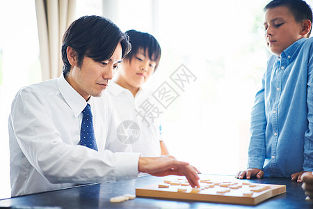 大人和孩子们下棋图片