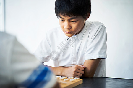 认真下棋的男孩图片