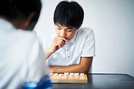 认真下棋的男孩图片