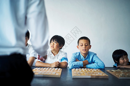 认真下棋的男孩图片