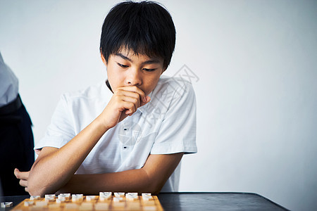 认真下棋的男孩图片