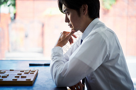 认真下棋的男性背景图片