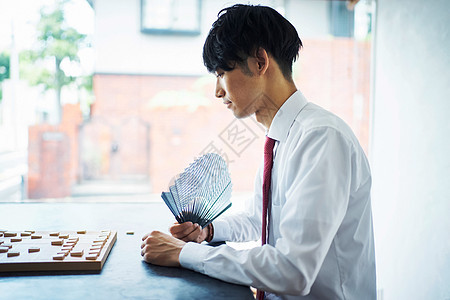 认真下棋的男性图片