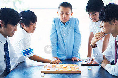 认真下棋的男性图片