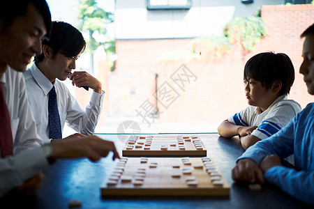 一起下棋的大人和小孩图片