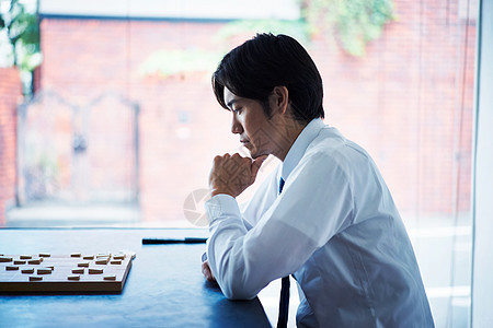 认真下棋的男性图片