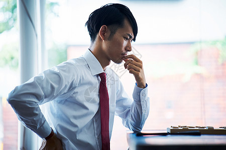 男人们游戏教室男子指着将棋图片