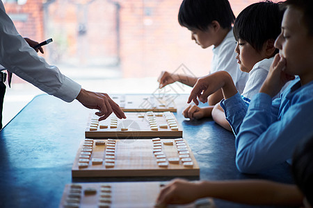 教别人学象棋的男生图片素材