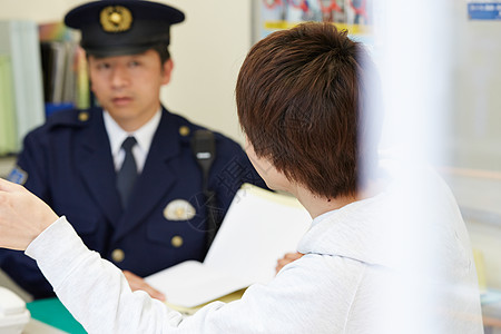 警察正在问询当事人图片