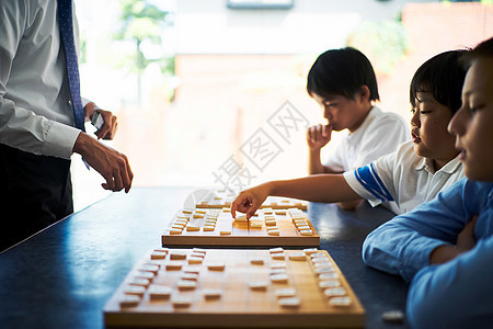 老师教别人学象棋图片