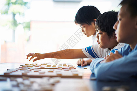 学生正在下棋图片