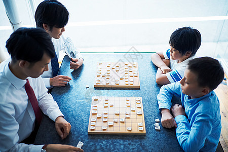 学生正在下棋图片