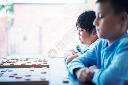 学生正在下棋图片