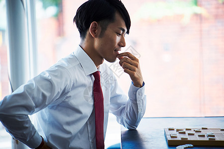 学生正在下棋图片