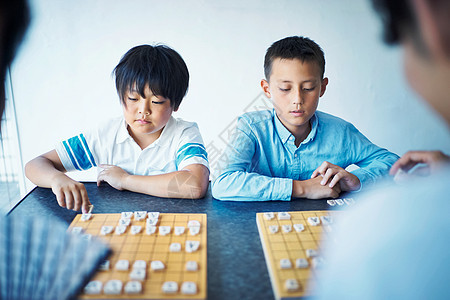 学生正在下棋图片